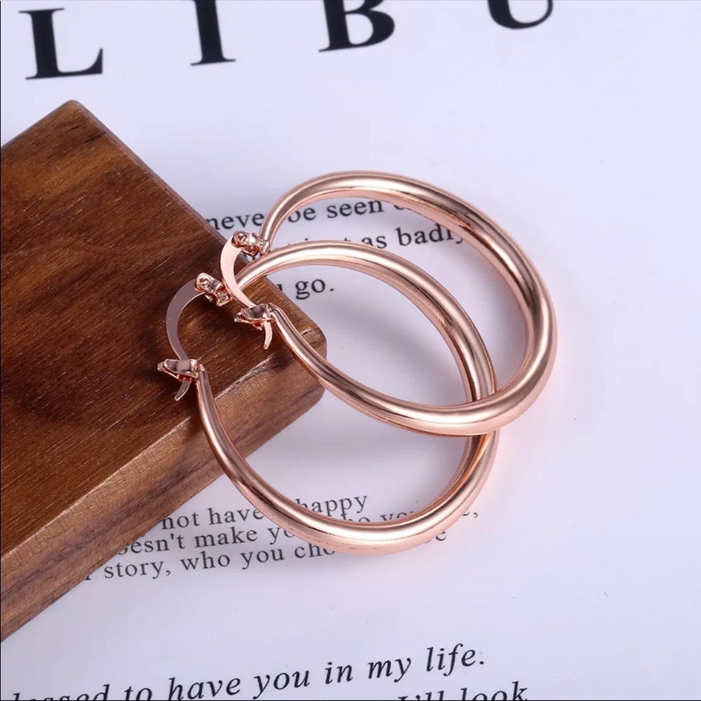 *NEW*18K Rose Gold 1.5'' Round Hoop Earrings - Picture 1 of 1